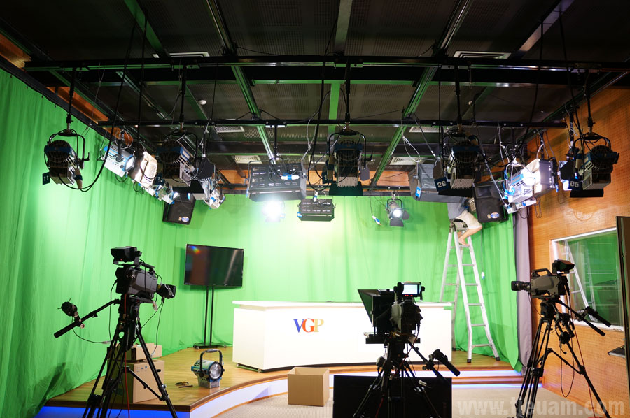 đèn chiếu sáng trường quay
