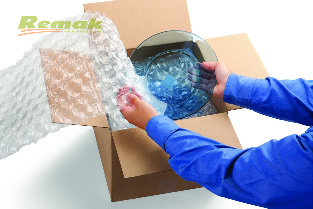 Đóng gói sử dụng xốp nổ chèn lót hàng hóa